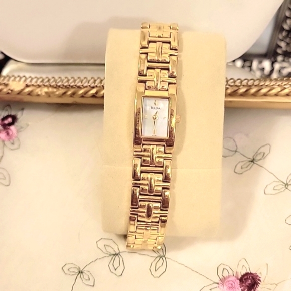 Bulova Accessories - BULOVA VINTAGE EXCELLENT GOLD M.O.P. watch